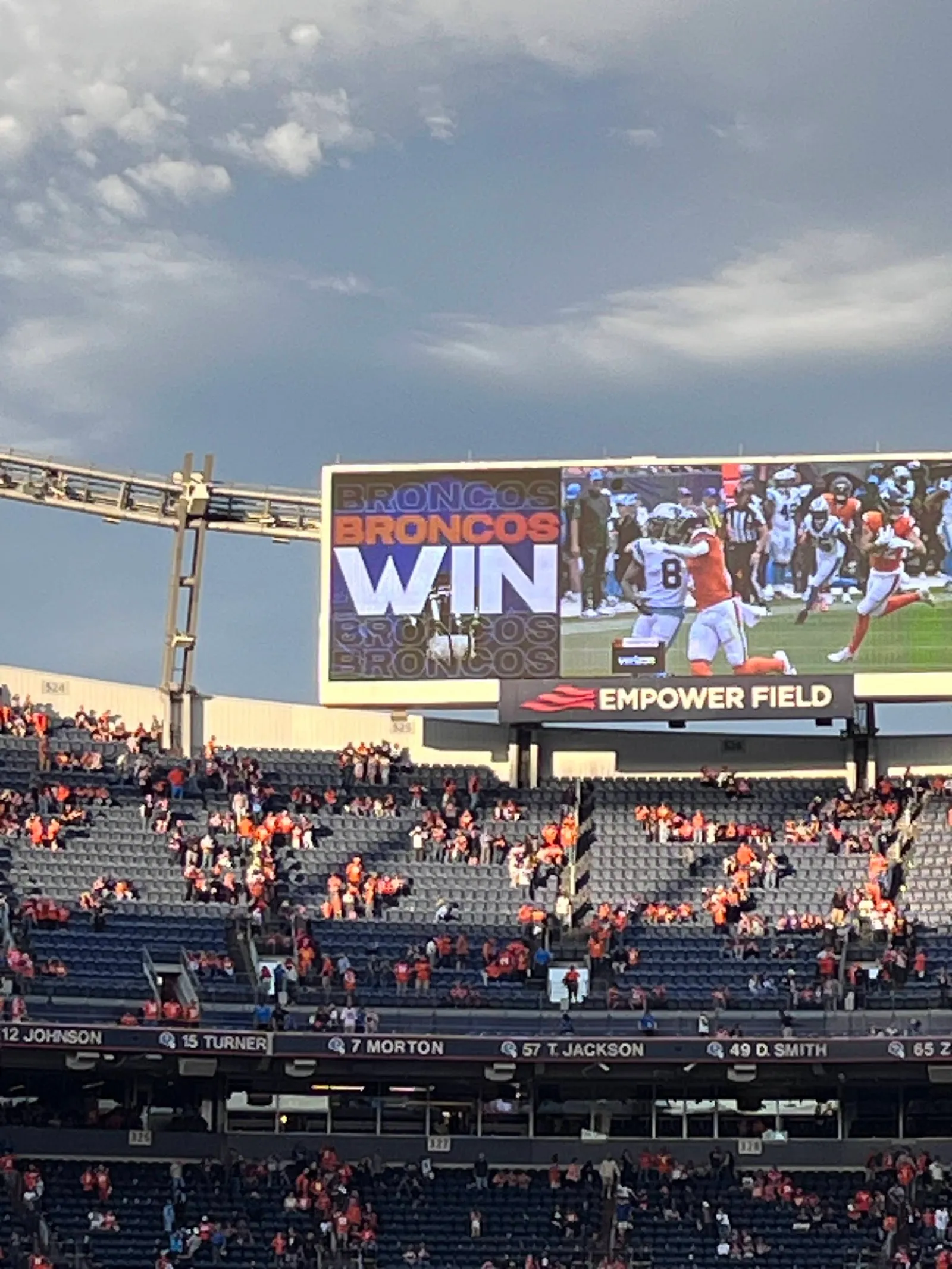 Pantalla del estadio con el mensaje Broncos Win