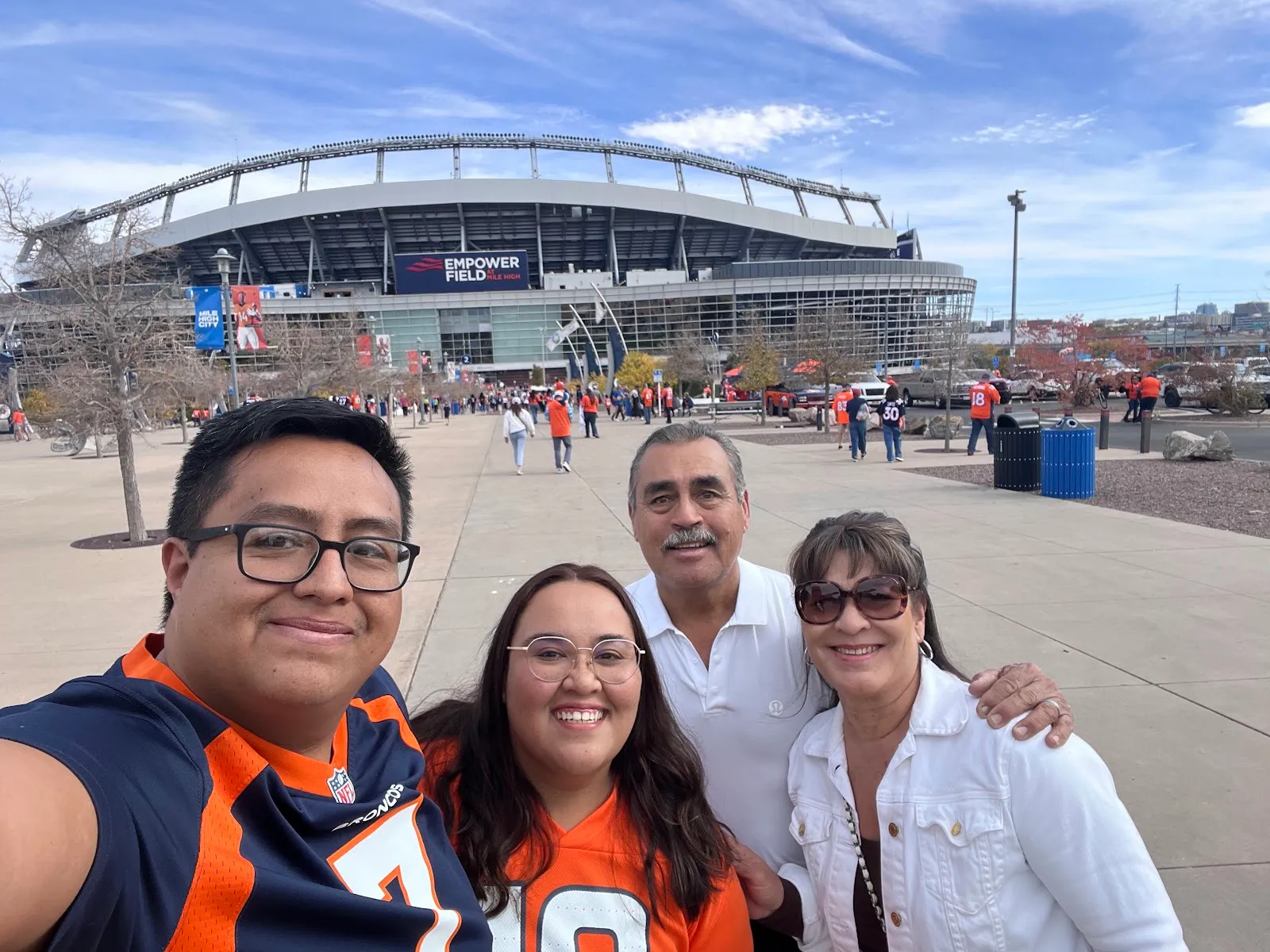 Mauricio, Lucy y los tíos Mary y César en una selfie con el estadio al fondo