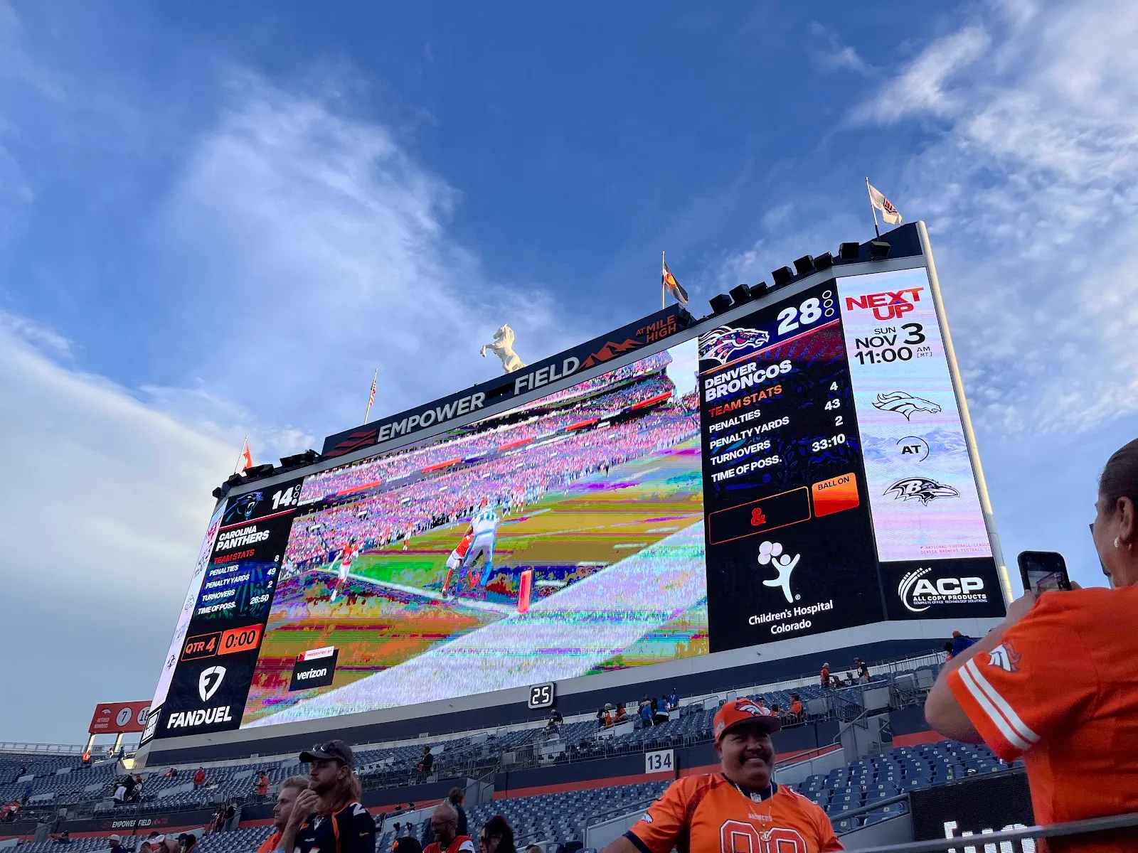 Pantalla del estadio con el marcador de Denver 28 en el último cuarto